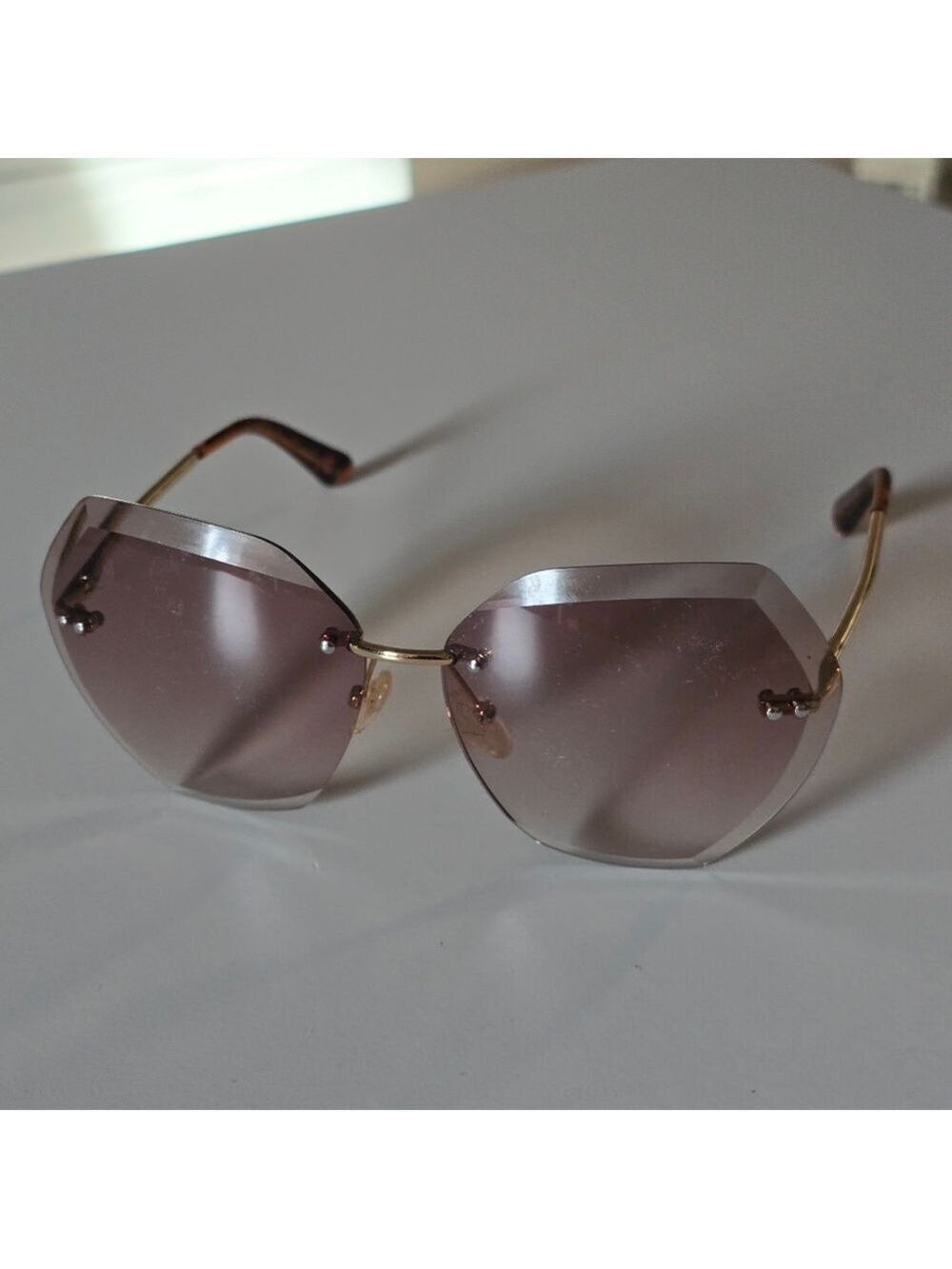 Elegant Gold Sunglasses with Brown Lenses - Picture 1 of 5